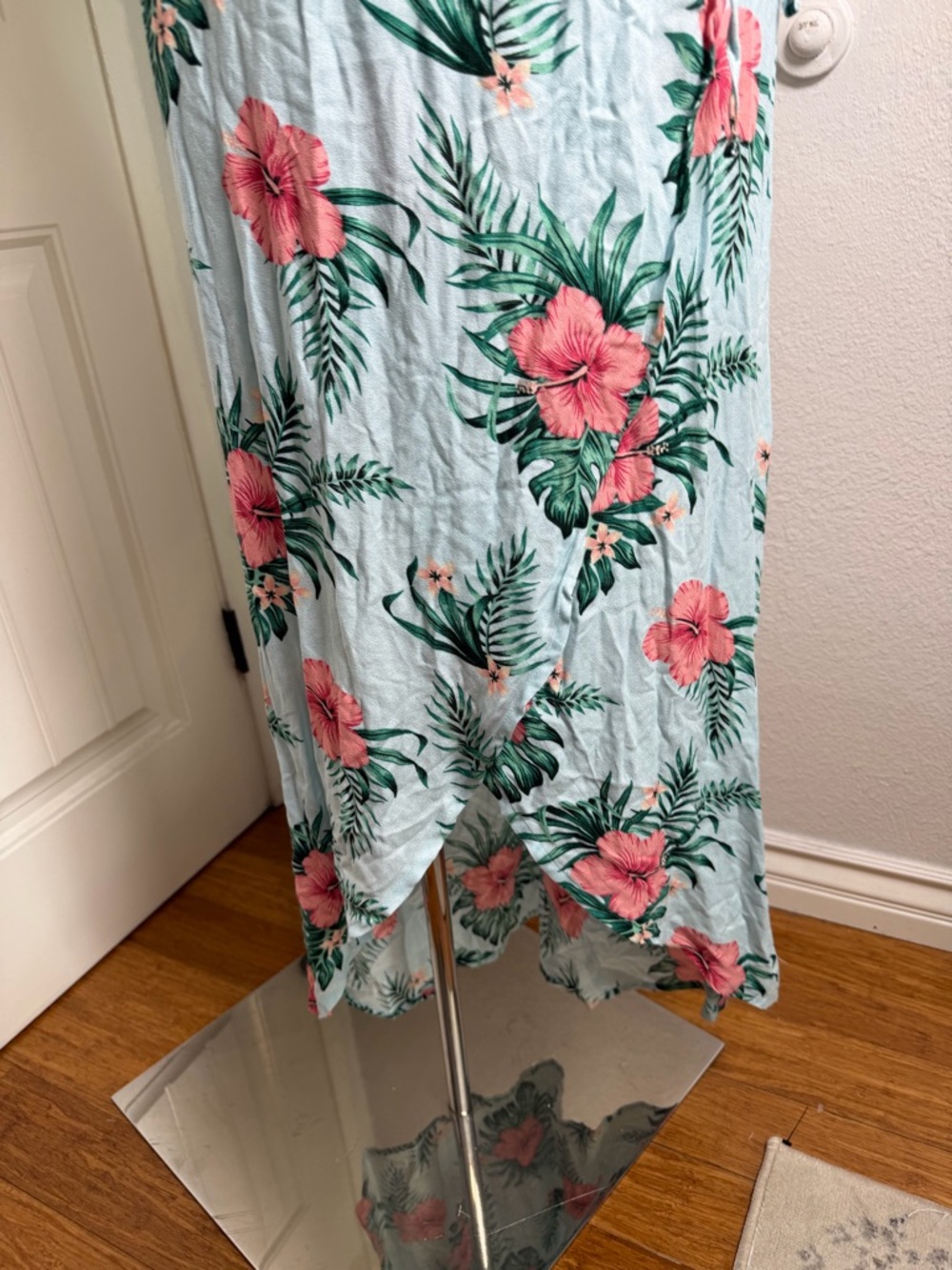 Guess Tropical Vacation Ruffled Faux
Wrap High Low Midi Dress S - Picture 4 of 9